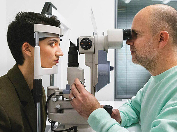 Cliente qui fait un contrôle des yeux